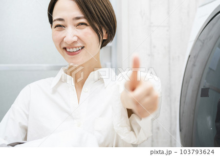 洗濯をする若い女性　ライフスタイルイメージ	 103793624