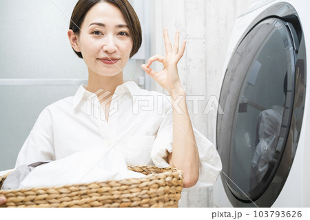 洗濯をする若い女性　ライフスタイルイメージ	 103793626