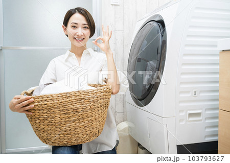 洗濯をする若い女性　ライフスタイルイメージ	 103793627