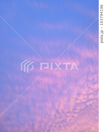 ピンク紫の空(雲)台風の前後 夕焼けシリーズ背景素材 01 ピンク紫の空(雲)台風の前後 夕焼けシリーズ背景素材 01 103794196