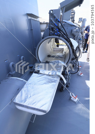 再圧タンク　チャンバー　潜水病患者の治療機器　海上自衛隊 103794565