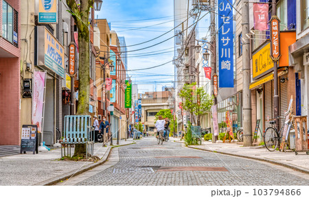 川崎市の都市風景　武蔵新城駅　新城サンモール 103794866