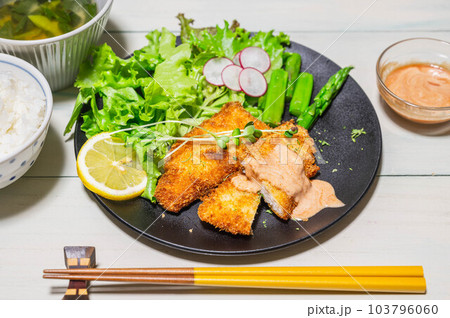 夕食のメカジキのフライ 103796060