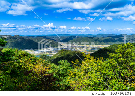 熊山　5合目展望台から見た熊山の街並みと吉備高原1　岡山県赤磐市 103796102