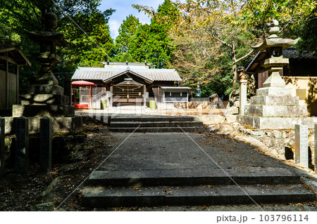 熊山頂上付近にある熊山神社の社殿　岡山県赤磐市 103796114
