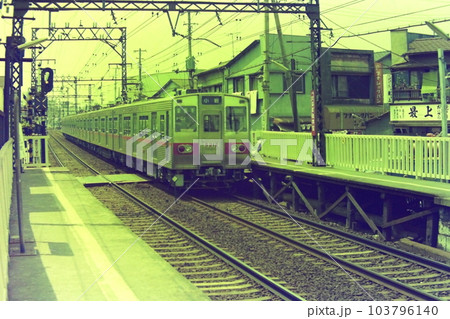 高架化前の梅屋敷駅を通過する都営5200形(5212他)急行、1976年8月1日 高架化前の梅屋敷駅を通過する都営5200形(5212他)急行、1976年8月1日 103796140