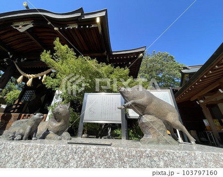 行田八幡神社の犬と猪の像 103797160