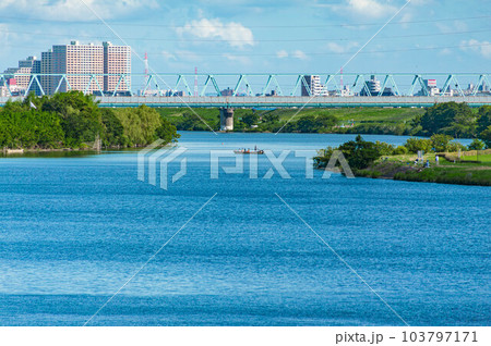 江戸川の流れと矢切の渡し船の風景 103797171
