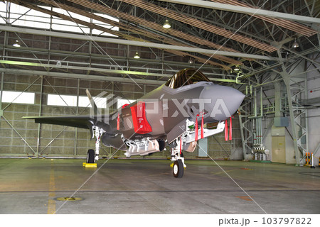 ステルス戦闘機 F-35A 格納庫 ステルス戦闘機 F-35A 格納庫 103797822