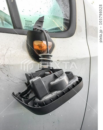 Smashed wing mirror 103798028