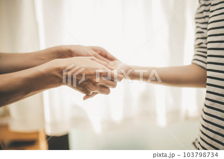 エステサロンでマッサージされる女性 103798734