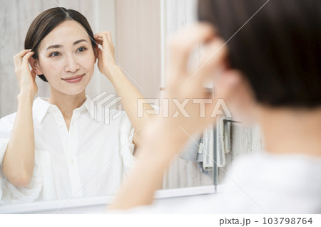 ヘアケアをする若い女性 ビューティーイメージ ヘアケアをする若い女性 ビューティーイメージ 103798764