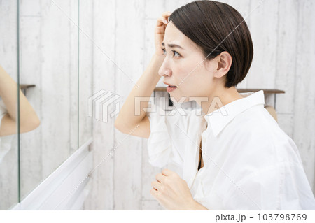 ヘアケアをする若い女性 ビューティーイメージ ヘアケアをする若い女性 ビューティーイメージ 103798769