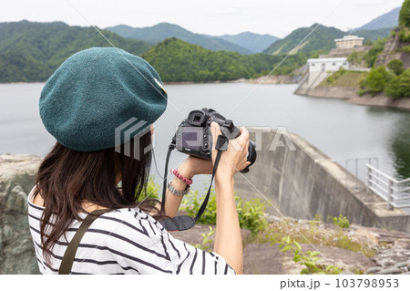 ならまた湖を撮影する女性 群馬県 ならまた湖を撮影する女性 群馬県 103798953