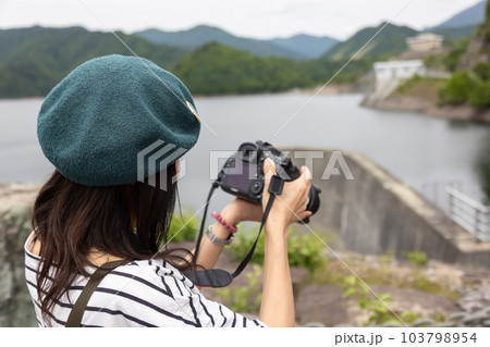 ならまた湖を撮影する女性 群馬県 ならまた湖を撮影する女性 群馬県 103798954
