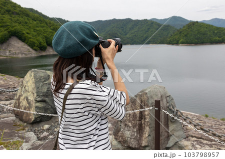 ならまた湖を撮影する女性 群馬県 ならまた湖を撮影する女性 群馬県 103798957