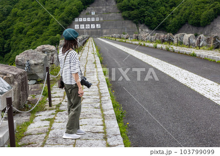 奈良俣ダムを旅する女性 群馬県 奈良俣ダムを旅する女性 群馬県 103799099