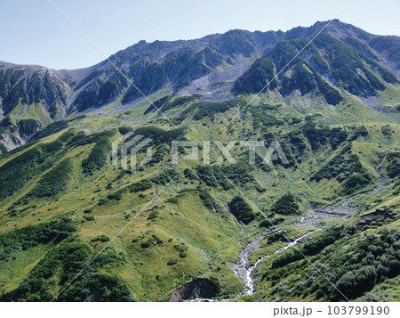 立山の登山道から見た風景 103799190