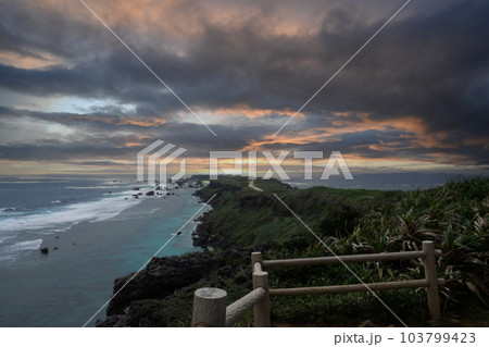 ドラマチックな南国の夕空 ドラマチックな南国の夕空 103799423