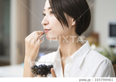 ブルーベリーを食べる若い女性 飲食イメージ ブルーベリーを食べる若い女性 飲食イメージ 103799461