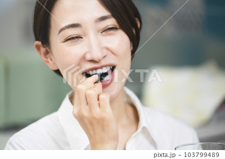 プルーンを食べる若い女性　飲食イメージ 103799489