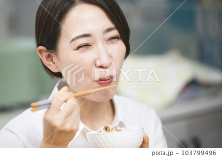 納豆ご飯を食べる若い女性　飲食イメージ	 103799496