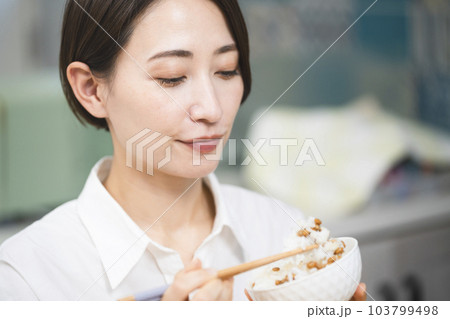 納豆ご飯を食べる若い女性 飲食イメージ 納豆ご飯を食べる若い女性 飲食イメージ 103799498
