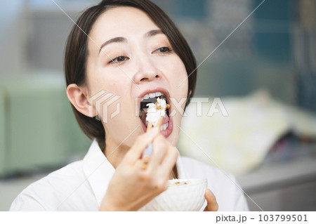 納豆ご飯を食べる若い女性　飲食イメージ	 103799501