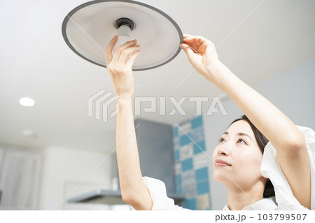 電球の交換をする若い女性 ライフタイルイメージ 電球の交換をする若い女性 ライフタイルイメージ 103799507
