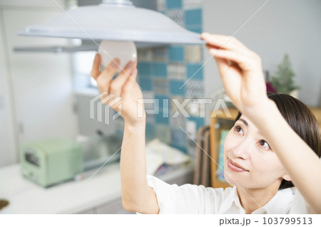 電球の交換をする若い女性 ライフタイルイメージ 電球の交換をする若い女性 ライフタイルイメージ 103799513