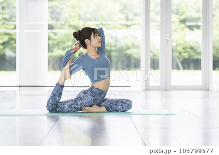 ヨガをする女性　鳩のポーズ 103799577