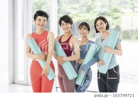 ヨガマットを持った4人の女性 ヨガマットを持った4人の女性 103799721