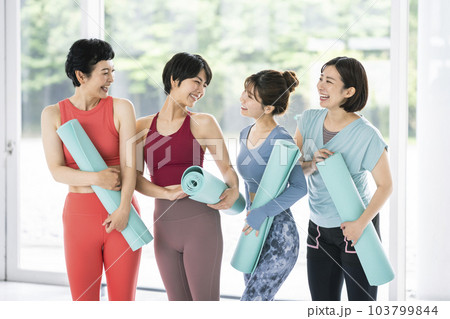 ヨガマットを持った4人の女性 ヨガマットを持った4人の女性 103799844