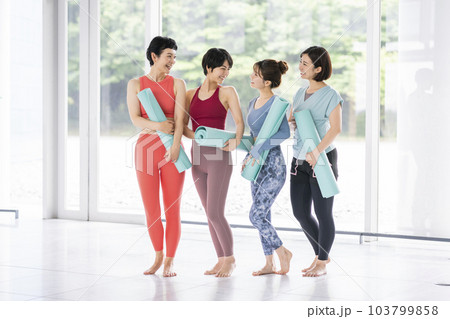 ヨガマットを持った4人の女性 103799858