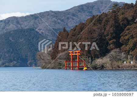 芦ノ湖から望む鳥居 103800097