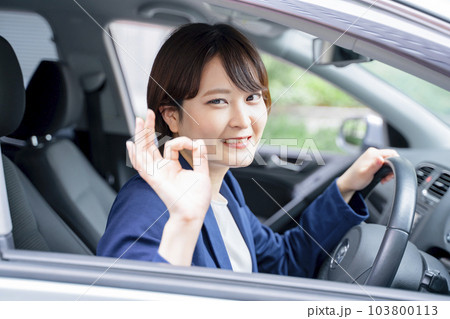 女性　運転　自動車　ポーズ 103800113