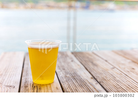 海辺で飲む生ビール 海辺で飲む生ビール 103800302