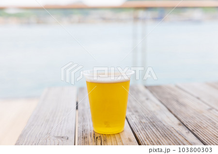 海辺で飲む生ビール 103800303