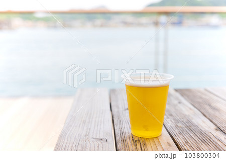 海辺で飲む生ビール 103800304