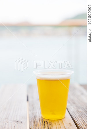 海辺で飲む生ビール 103800306