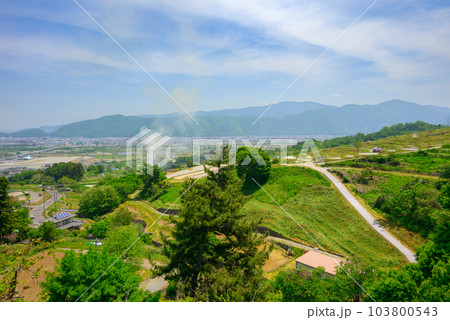 姨岩より姨捨の棚田と千曲市の街並みを望む【5月】 103800543