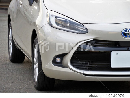 自動車イメージ　トヨタ2代目アクアのフロントマスク 103800794