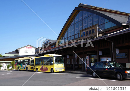 JR安来駅のバス乗り場に黄色の車体の広域生活バスが到着して停車している光景 103801555