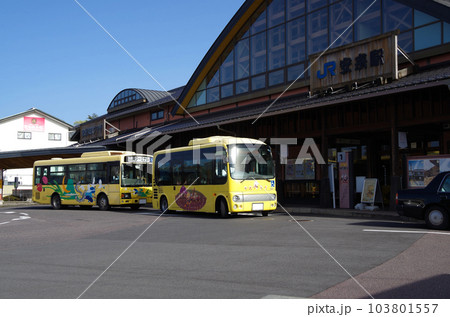 JR安来駅のバス乗り場に黄色の車体の広域生活バスが到着して停車している光景 103801557