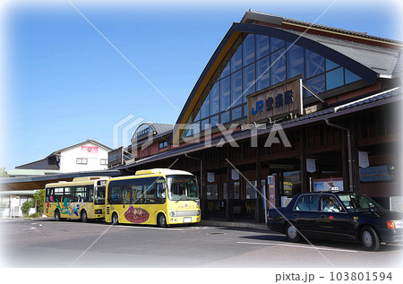 JR安来駅のバス乗り場に黄色の車体の広域生活バスが到着して停車している光景（イラスト風） 103801594
