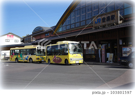 JR安来駅のバス乗り場に黄色の車体の広域生活バスが到着して停車している光景(イラスト風) JR安来駅のバス乗り場に黄色の車体の広域生活バスが到着して停車している光景(イラスト風) 103801597