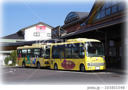 JR安来駅のバス乗り場に黄色の車体の広域生活バスが到着して停車している光景（イラスト風） 103801598