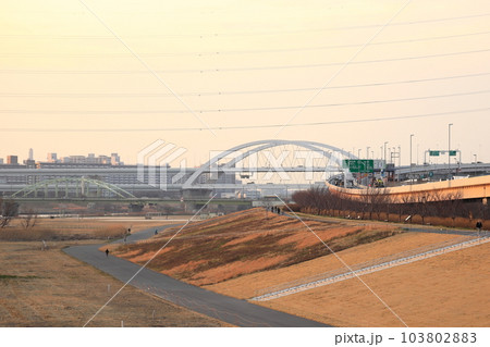 荒川夕景・江北橋、首都高速五色桜大橋～江北ジャンクション【東京都足立区】 103802883