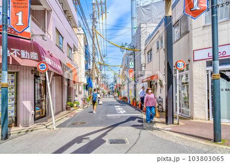 川崎市の都市風景　武蔵新城駅 103803065