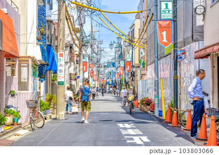 川崎市の都市風景　武蔵新城駅 103803066